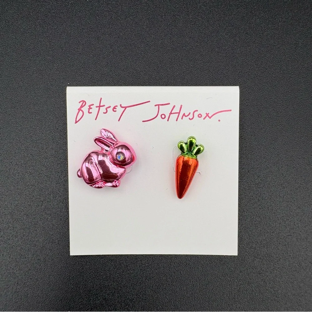 🐰 Betsey Johnson Bunny & Carrot Stud Earrings – Mismatched – NWT - Picture 1 of 5